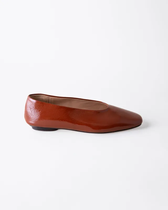 MARGAUX BALLET FLAT CINNAMON CRINKLE PATENT made by Huma Blanco
