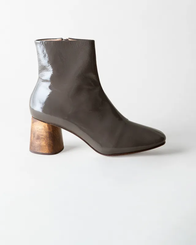 HARLOW BOOT ASH CRINKLE PATENT made by Huma Blanco