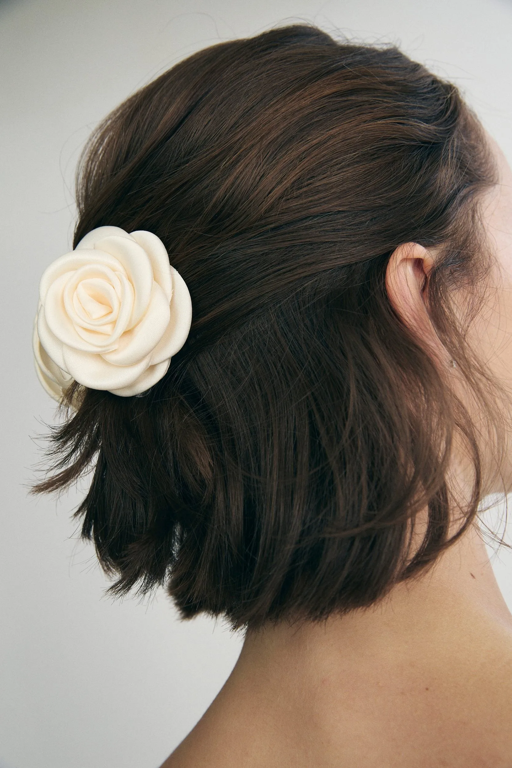 Flower-shaped clip sold by Tristan Style