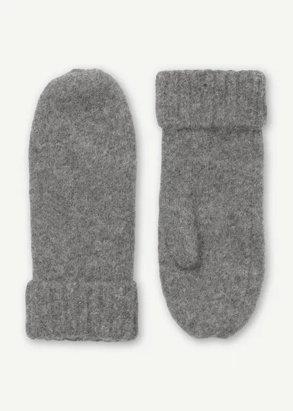 Sajeanne Mittens sold by Denali