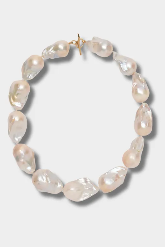 Extra Large White Baroque Pearl, Yellow Gold made by Kick Pleat