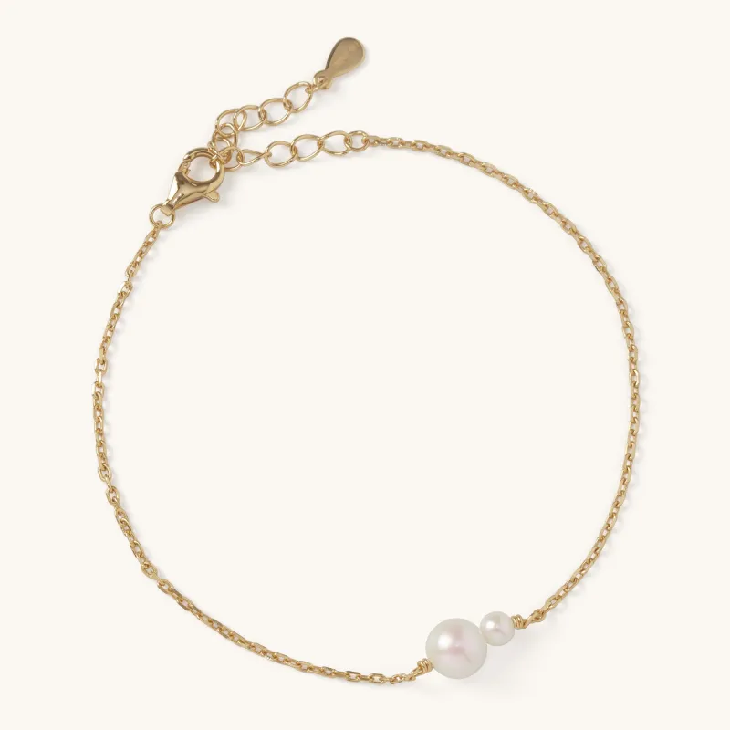 Connected Pearl Bracelet Gold made by Muru