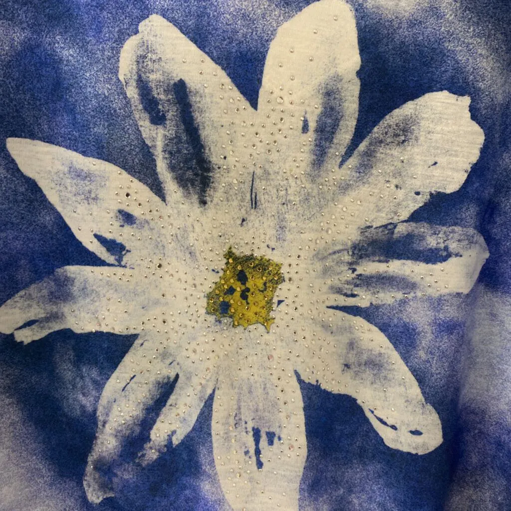 Jess & Jane WOMEN'S PLUS TOP blue white flower 1X sold by The Comeback product image thumbnail 2