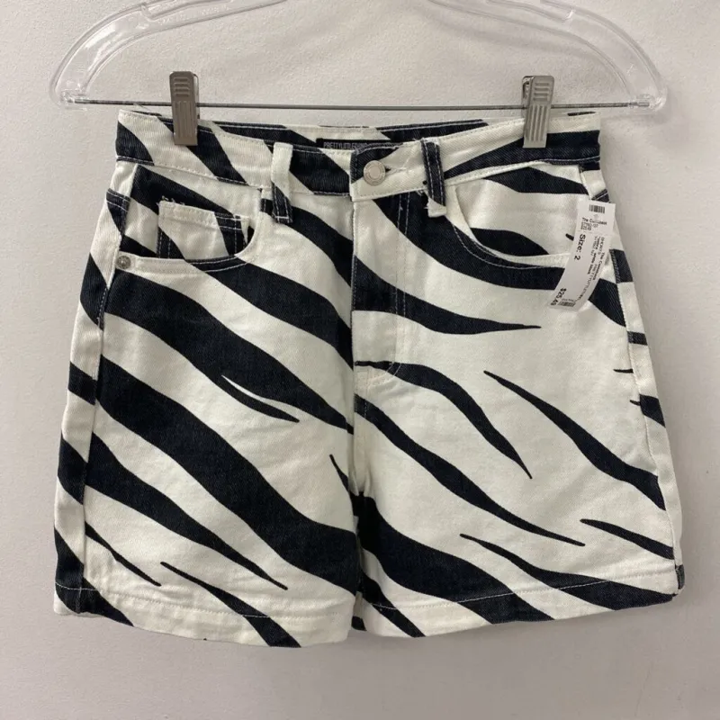 PRETTYLITTLETHING WOMEN'S SHORTS white black 2 made by Pretty Little Thing