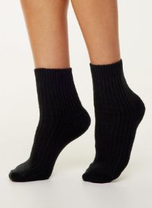 unwind ankle sock sold by Aritzia