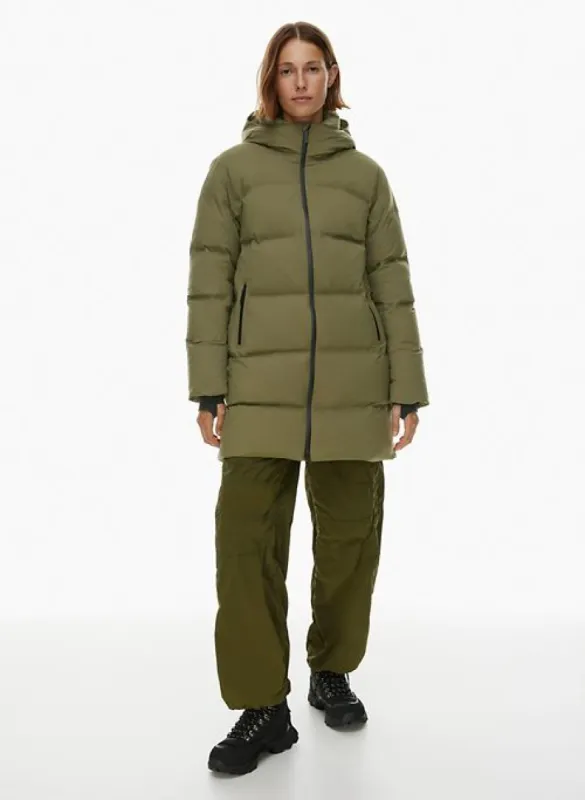 the super puff₂o™ mid sold by Aritzia