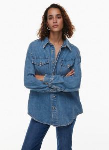 the 90s denim shirt sold by Aritzia