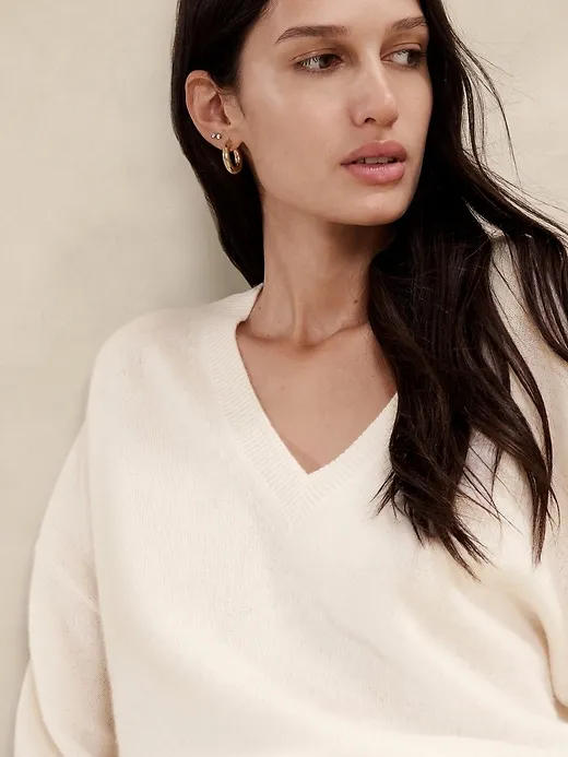 Caro Lightweight Cashmere V-Neck Sweater sold by Banana Republic product image thumbnail 3