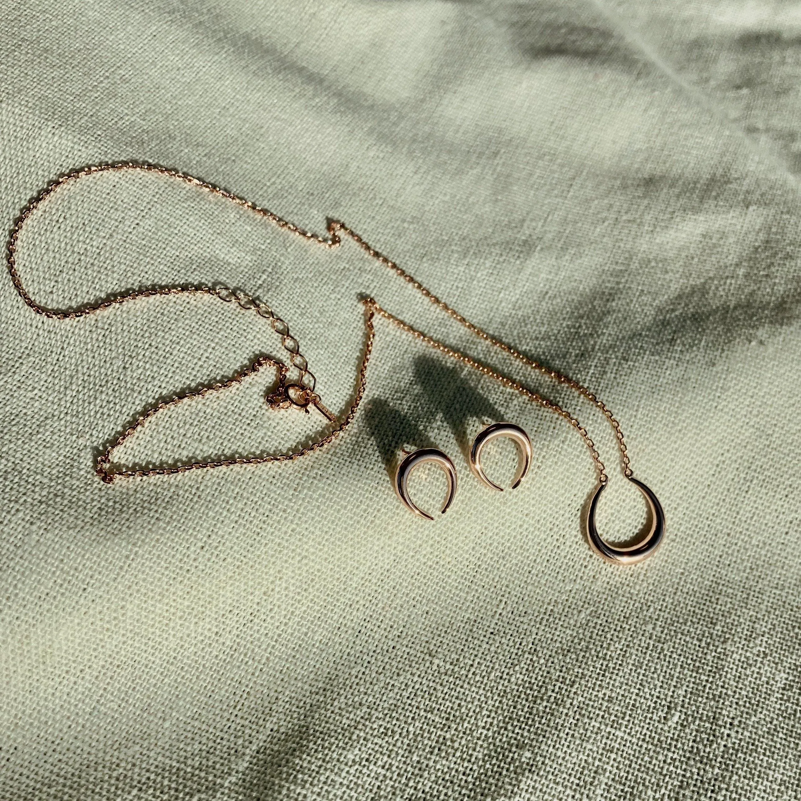 Horseshoe style necklace sold by NABI LONDON product image thumbnail 4