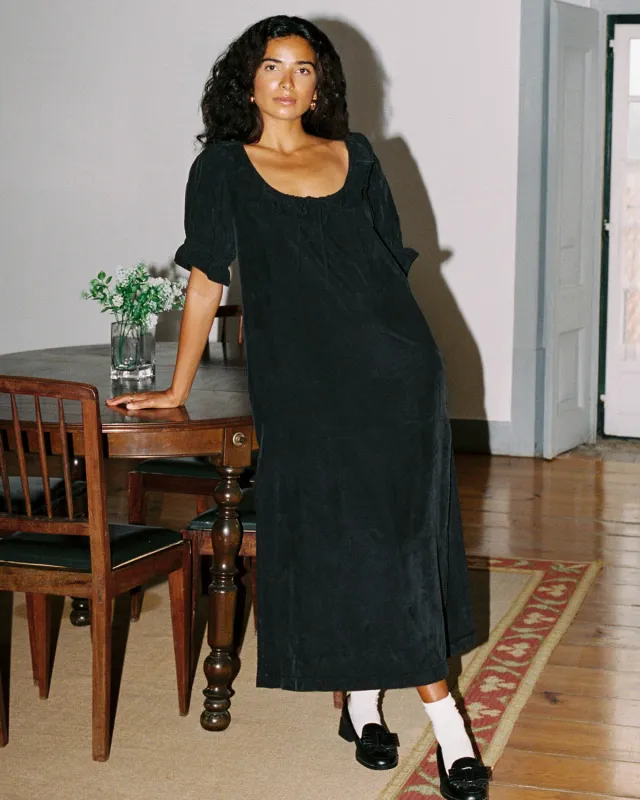 Doll Allongée | Smoky Black sold by Harly Jae