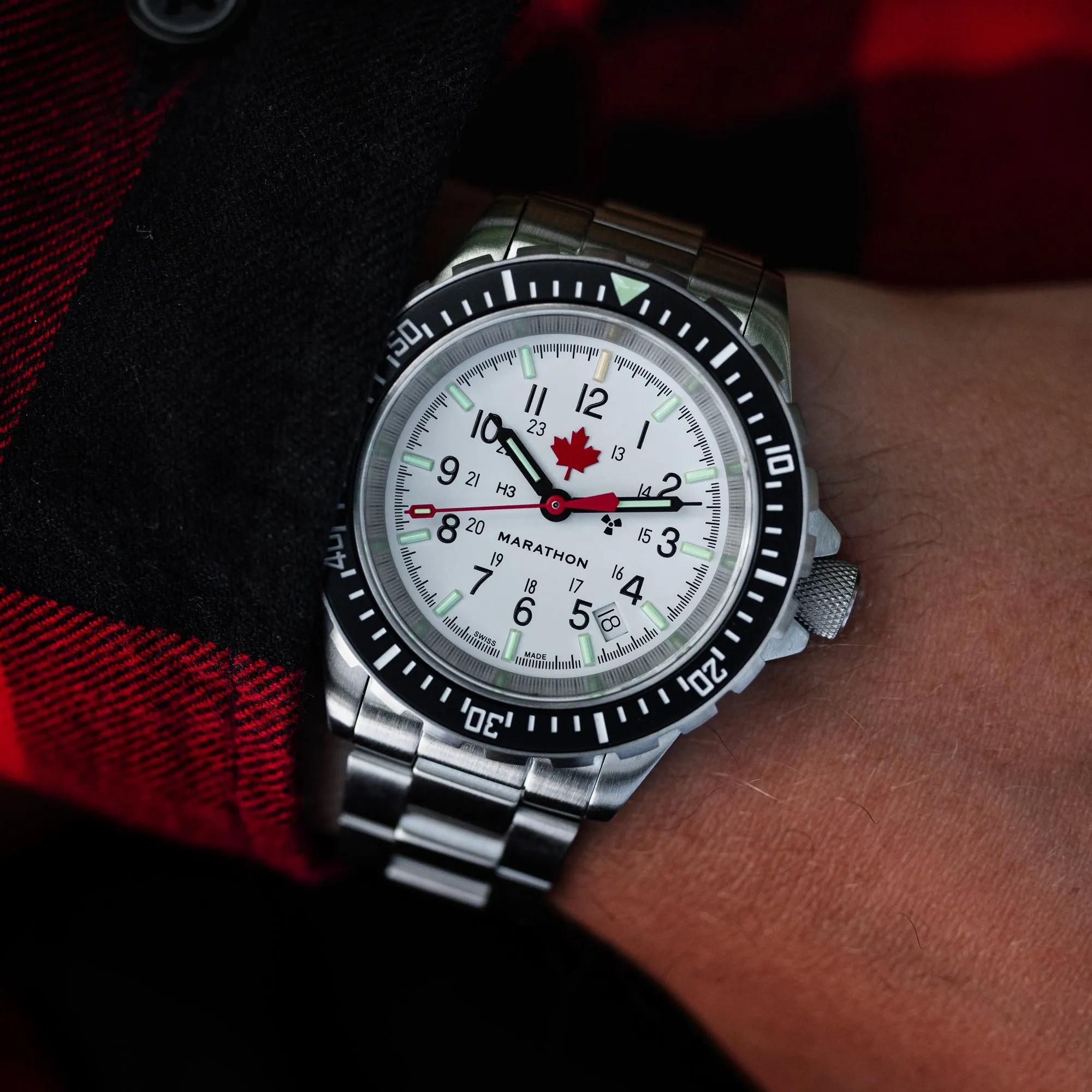 41mm Arctic Red Maple Large Diver’s Automatic (GSAR) with Stainless Steel Bracelet sold by Marathon Watch product image thumbnail 3