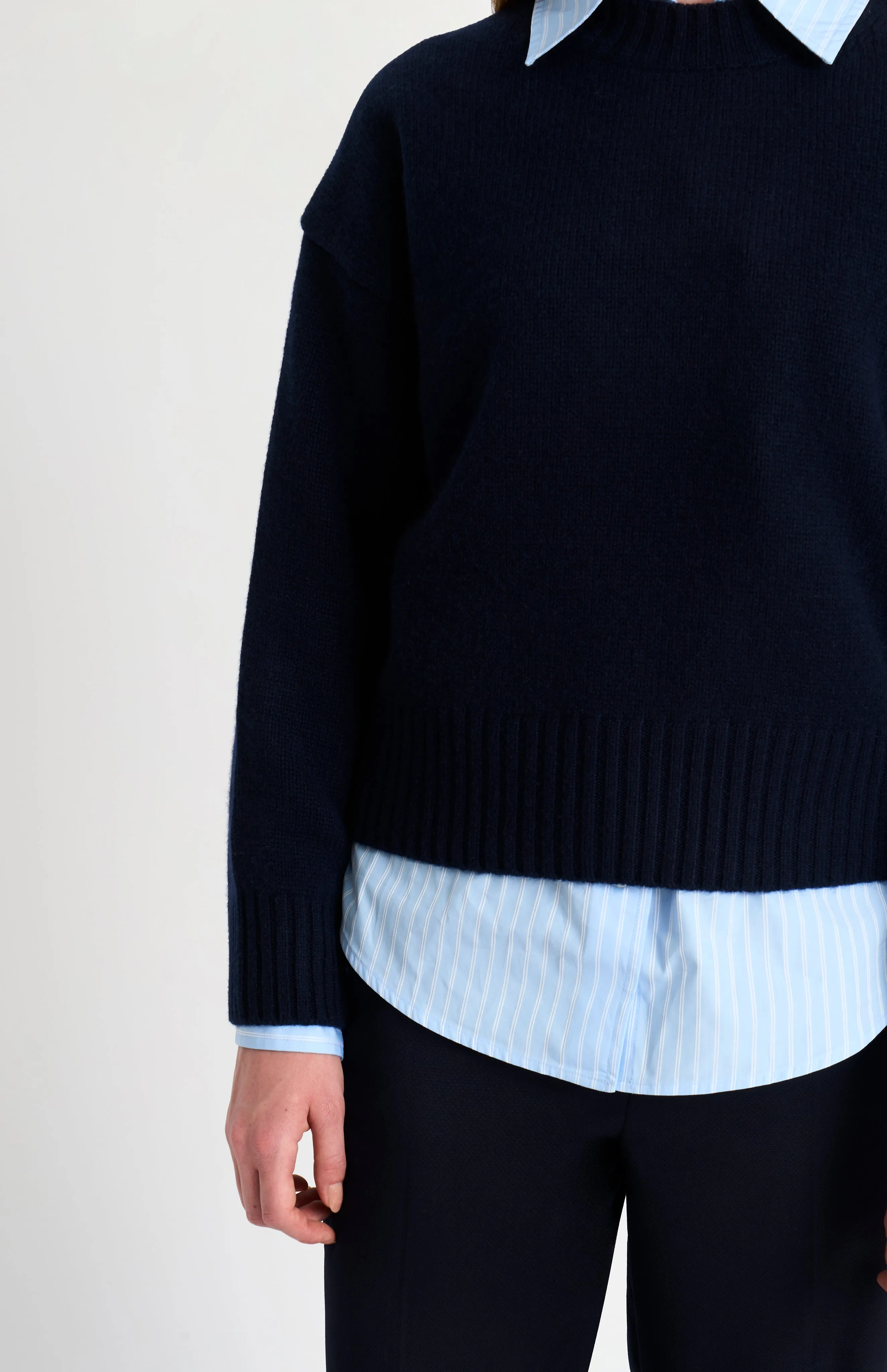 Women's Crew Neck Chunky Cashmere Jumper In Navy Blue sold by Pringle of Scotland product image thumbnail 4