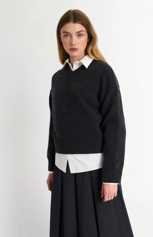 Women's V-neck Chunky Cashmere Jumper In Charcoal Melange made by Pringle