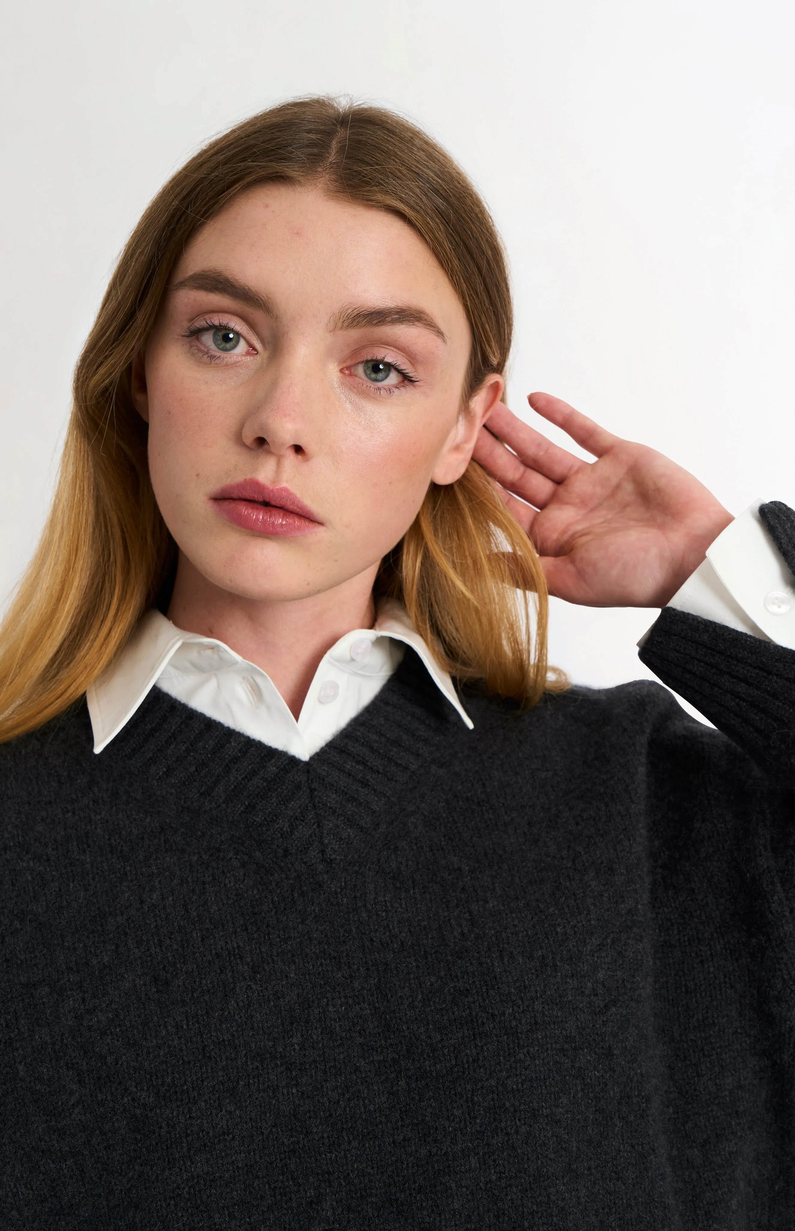 Women's V-neck Chunky Cashmere Jumper In Charcoal Melange sold by Pringle of Scotland product image thumbnail 4