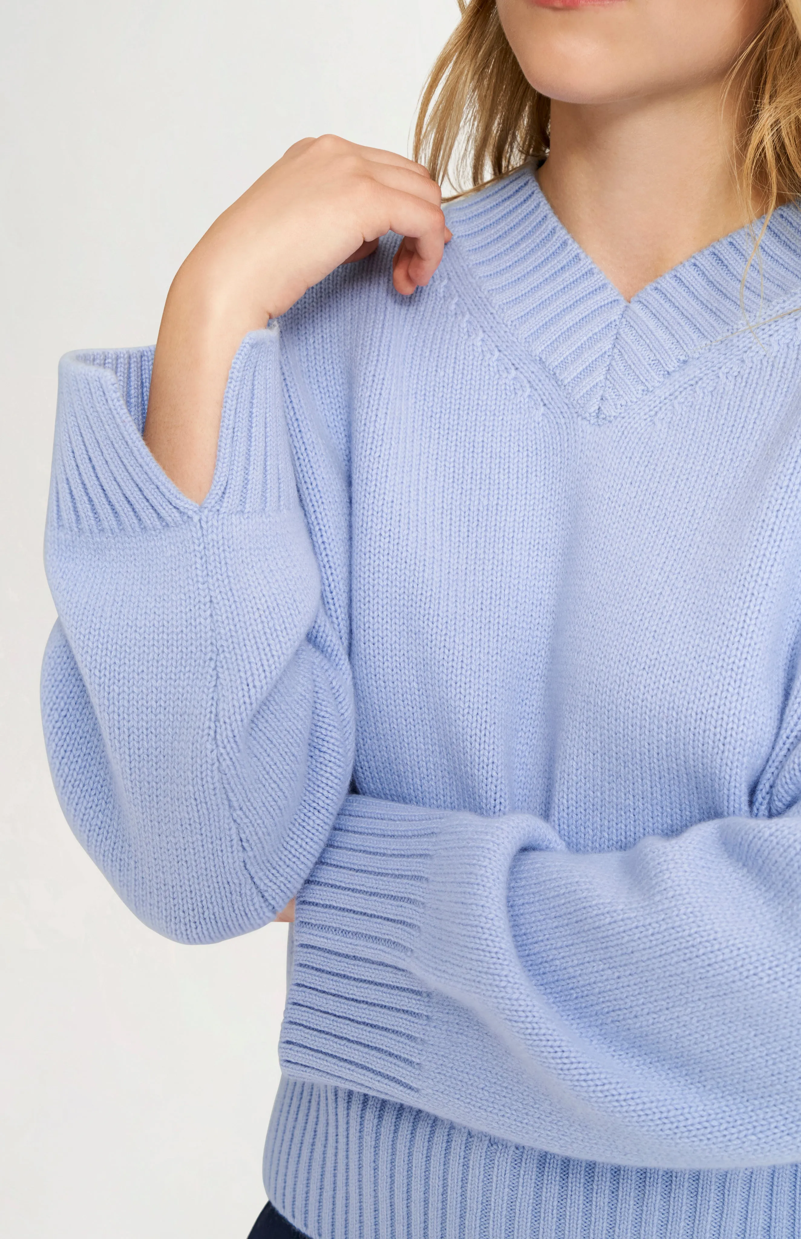 Womens V Neck Chunky Cashmere Jumper In Sky Blue sold by Pringle of Scotland product image thumbnail 4