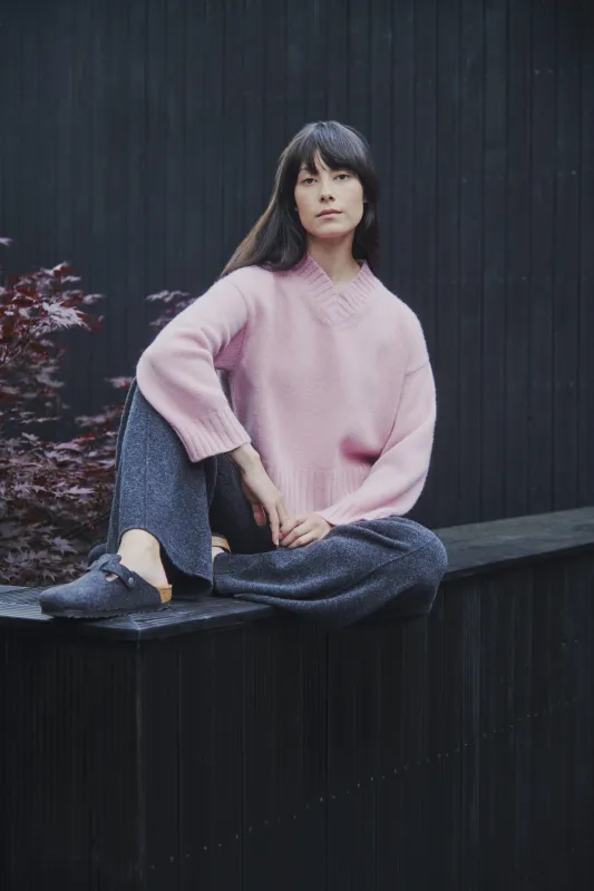 Women's V Neck Chunky Cashmere Jumper In Dusty Pink sold by Pringle of Scotland