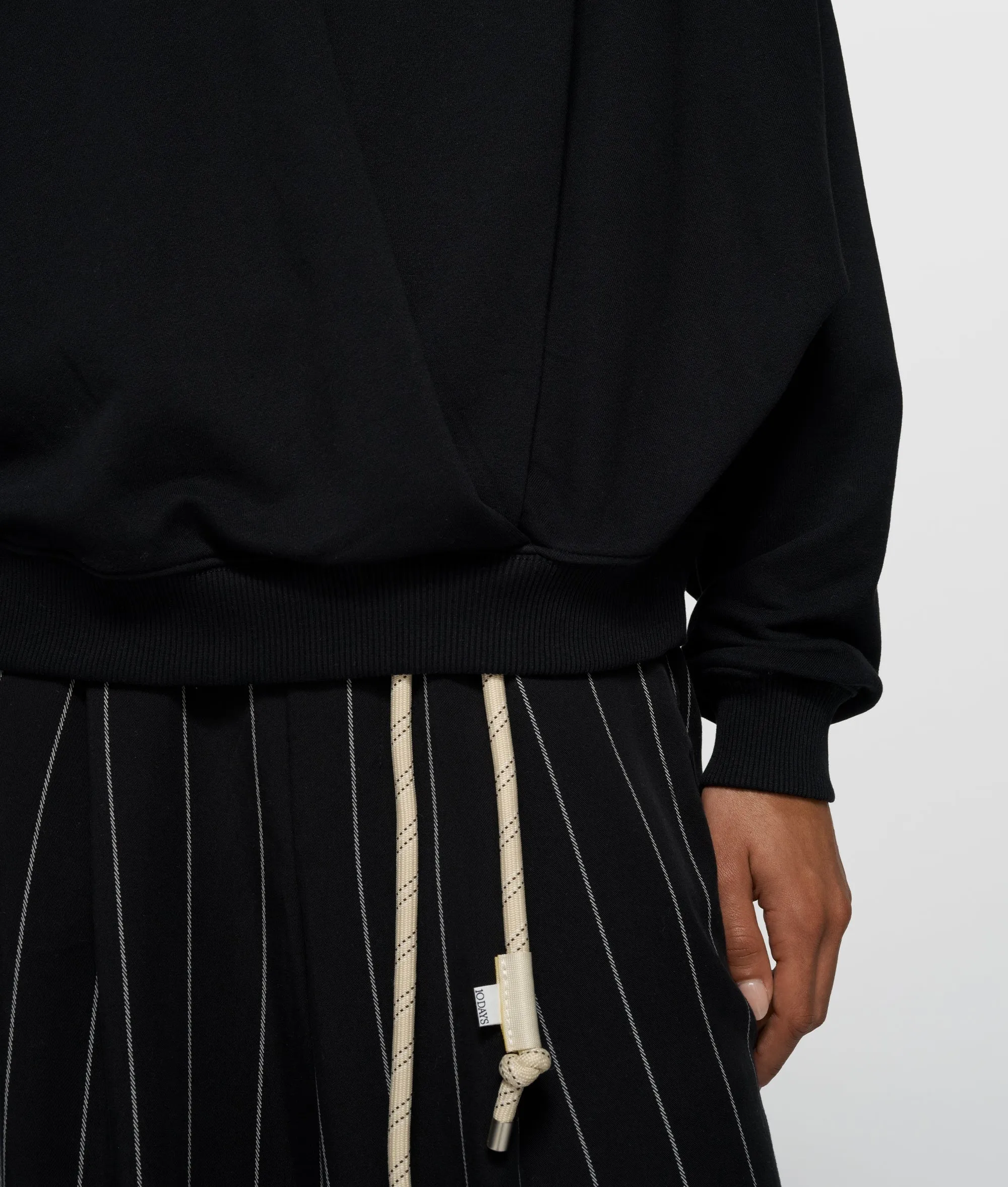 sweater pleat | black sold by 10days product image thumbnail 2