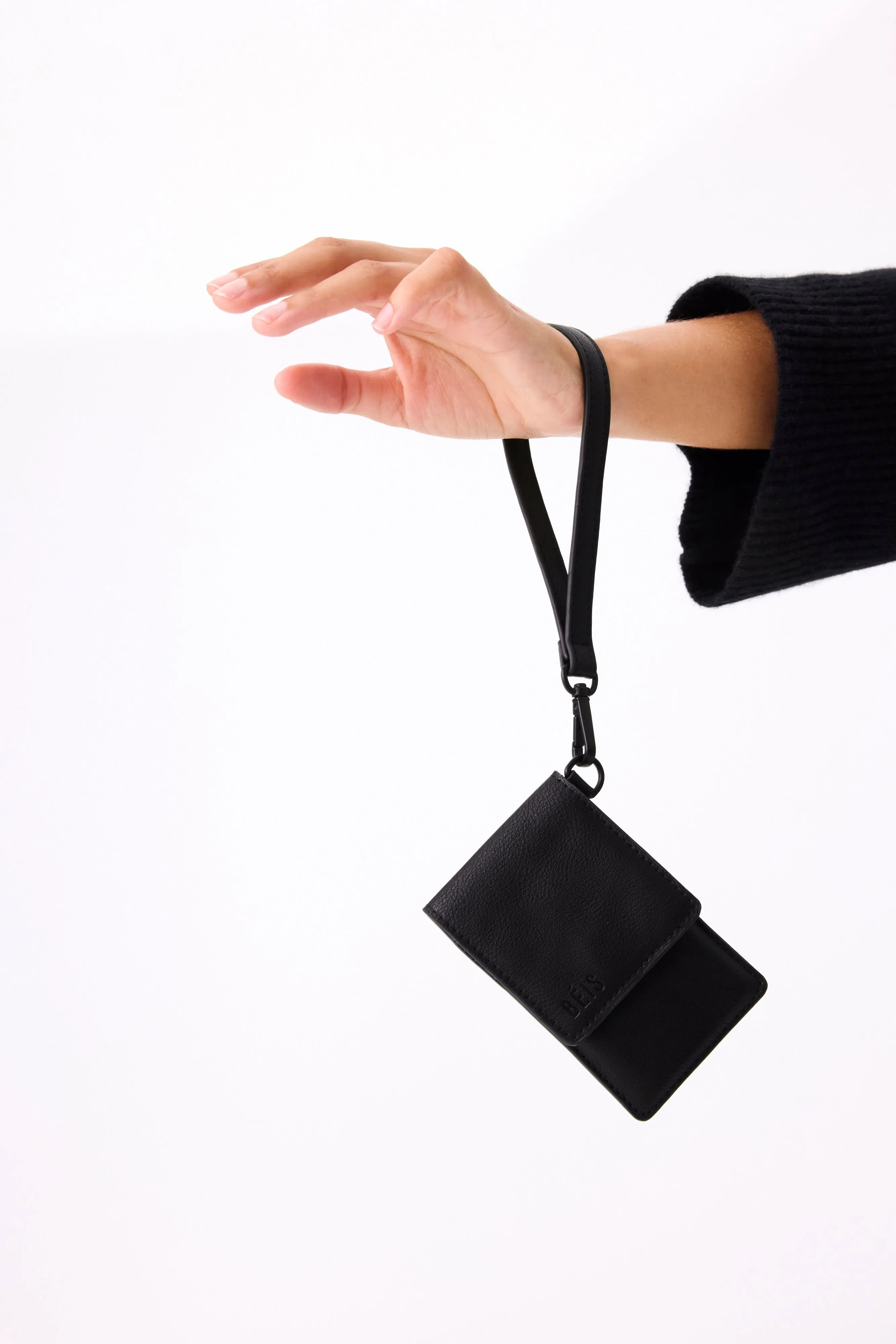 The ID Wristlet in Black sold by Beis product image thumbnail 4