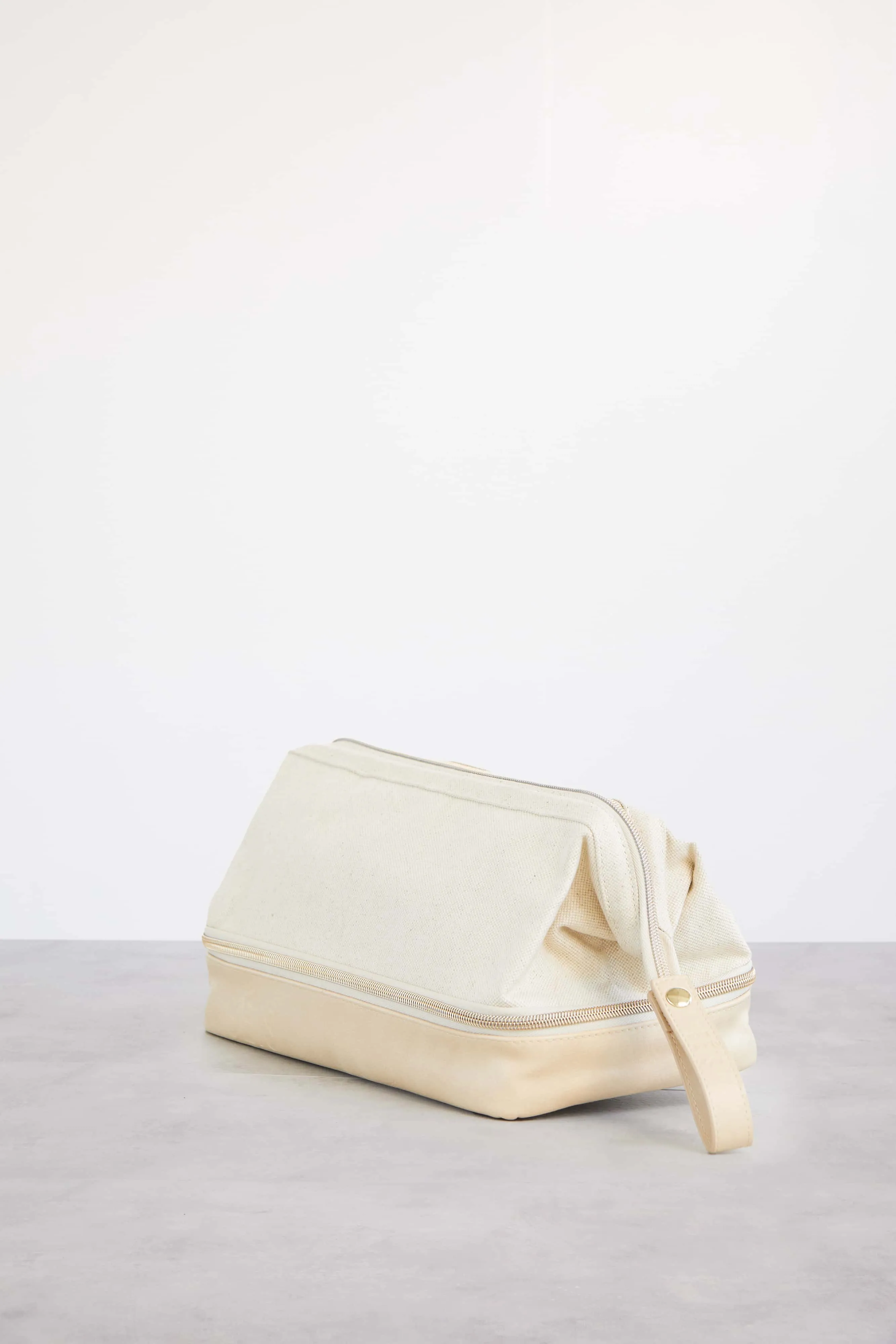 The Dopp Kit in Beige sold by Beis product image thumbnail 2