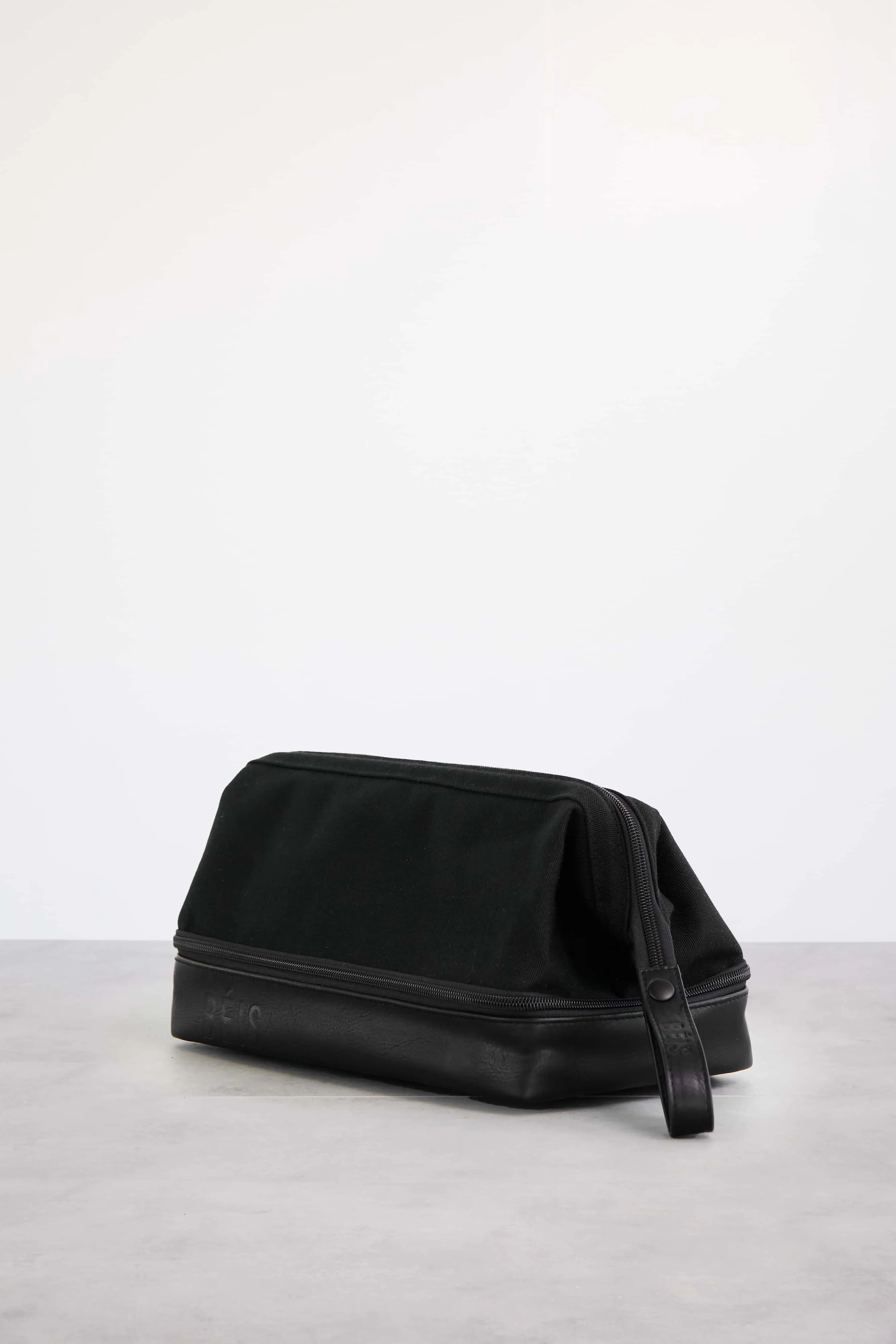 The Dopp Kit in Black sold by Beis product image thumbnail 2