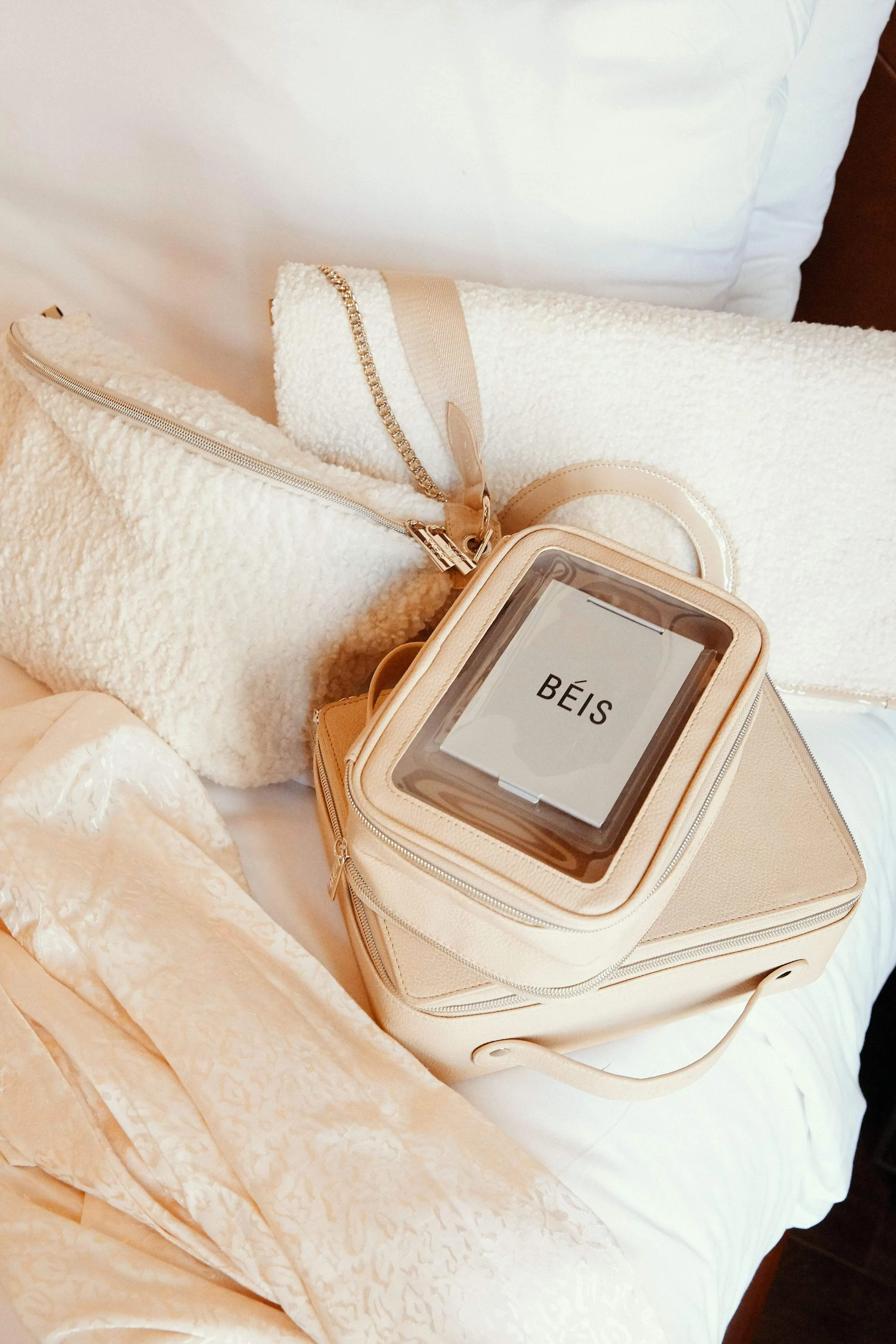The On The Go Essential Case in Beige sold by Beis product image thumbnail 2