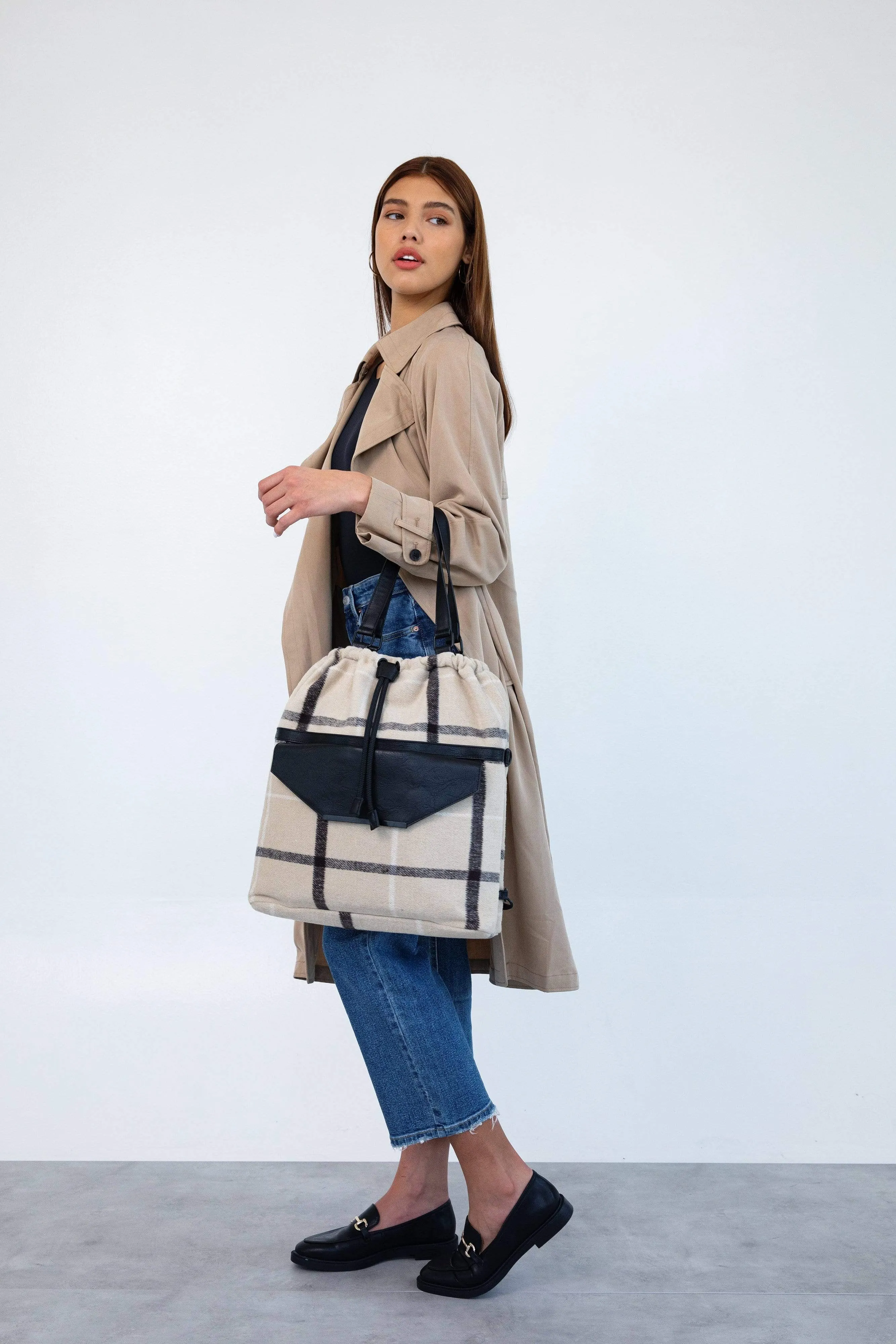 The Messenger Tote in Plaid sold by Beis product image thumbnail 2