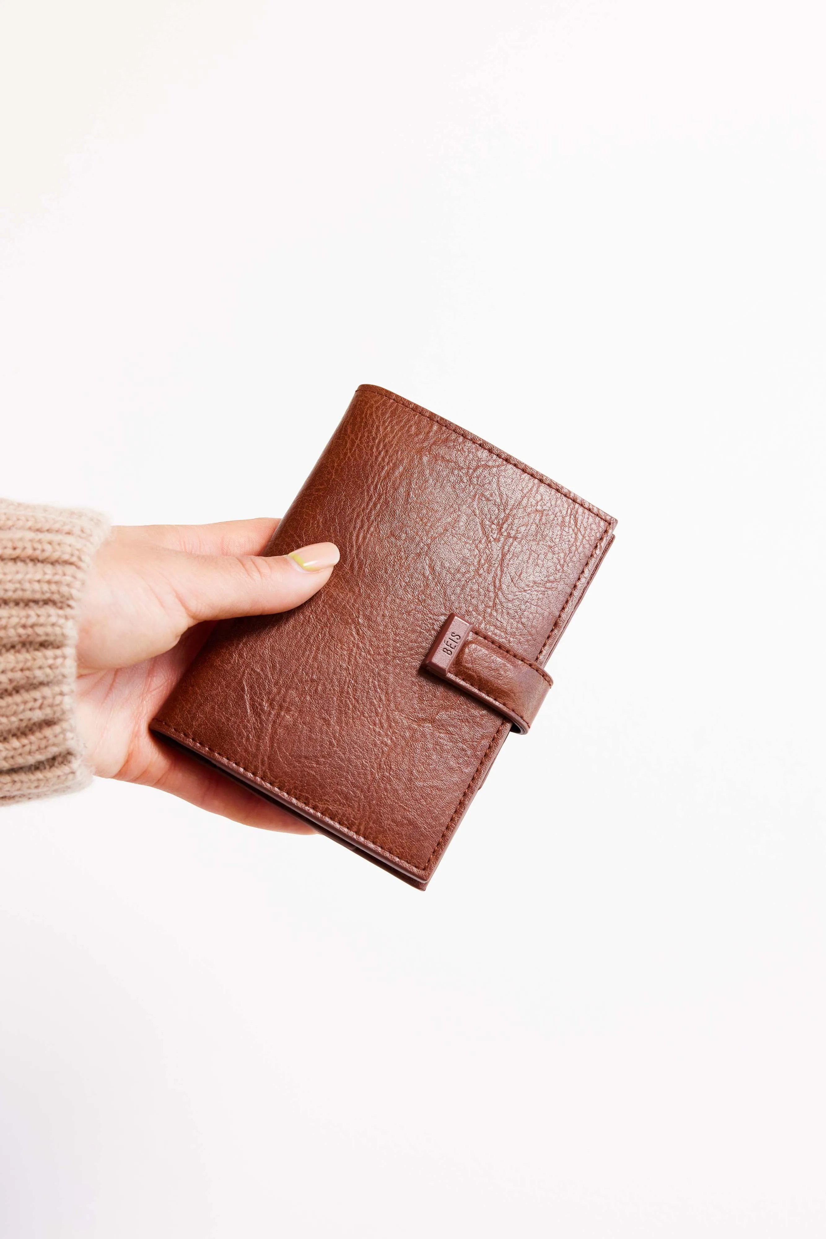 The Passport & Luggage Tag Set in Maple sold by Beis product image thumbnail 5