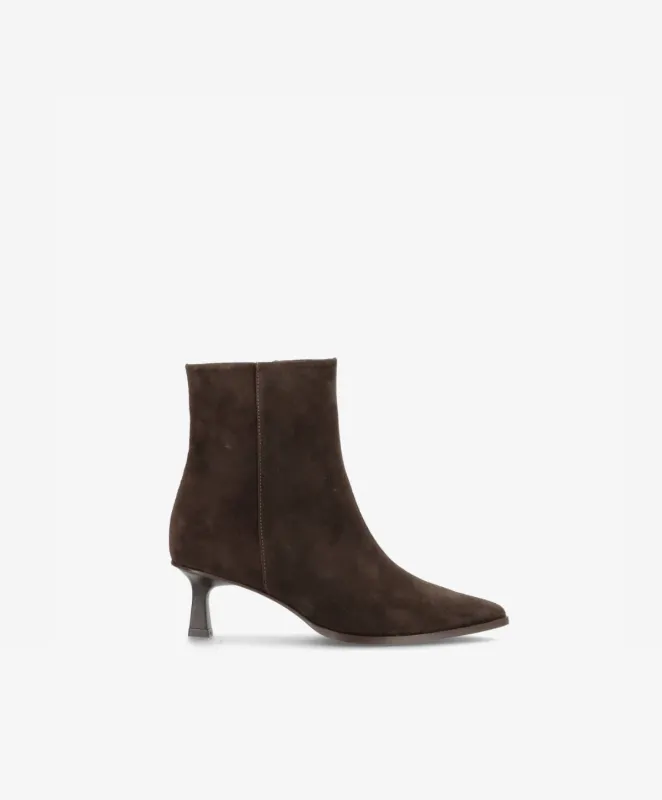 SIGNATURE S - Mørkebrun Ruskind - Støvle med hæl - Dame made by Phenumb Copenhagen
