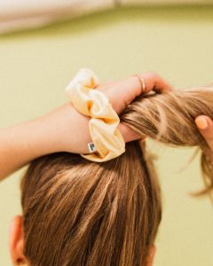 Scrunchies en soie sold by Girl Crush Gang