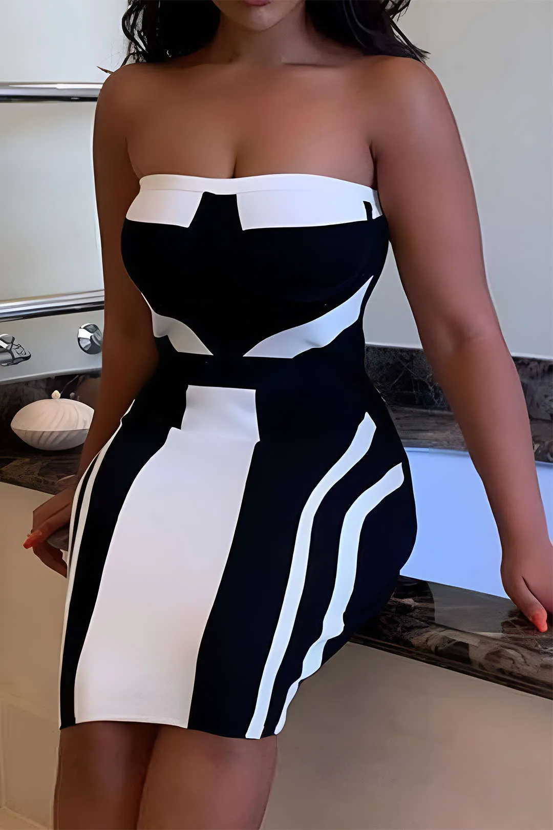 Abstrakt print stropløs midi -kjole sold by Micas