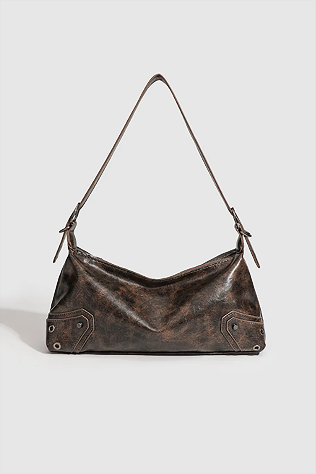 Cross-body taske i retrodesign sold by Micas