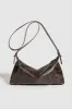 Cross-body taske i retrodesign sold by Micas