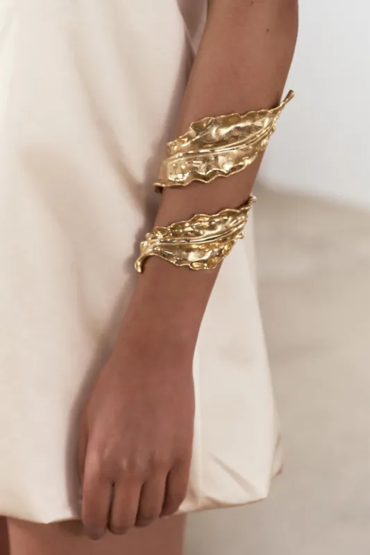 Blad manchet armbånd sold by Micas