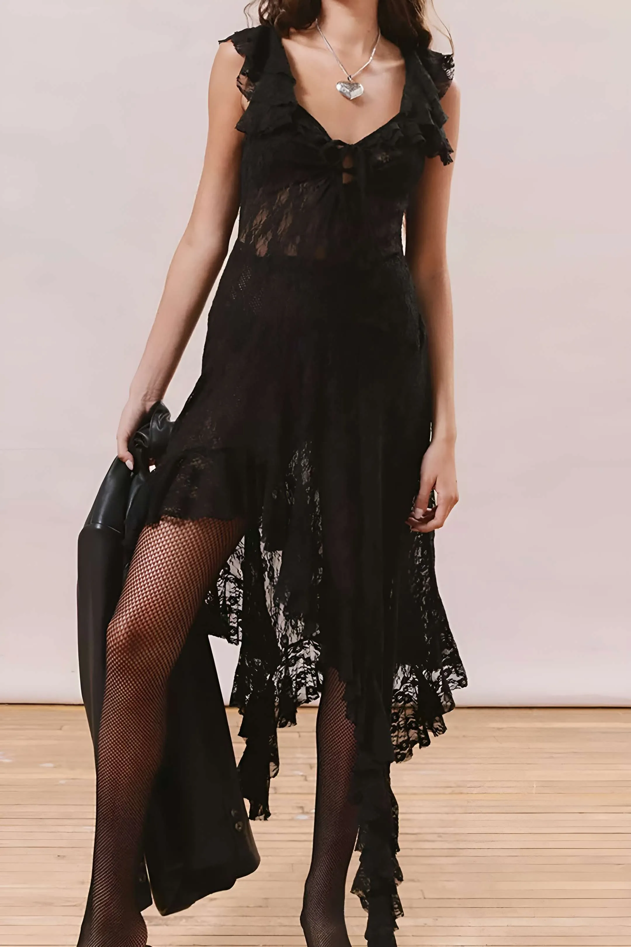 Asymmetrisk midikjole med blonder sold by Micas product image thumbnail 3