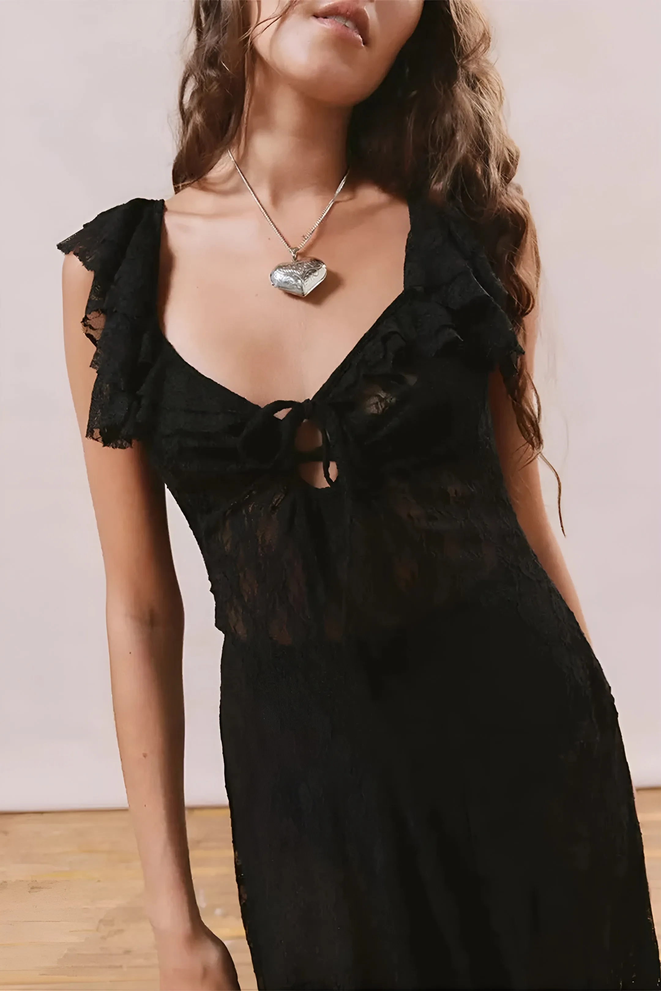 Asymmetrisk midikjole med blonder sold by Micas