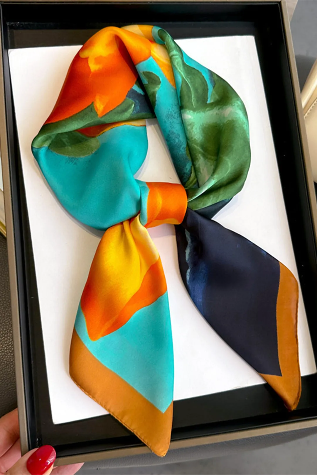 Blomsterprint tørklæde sold by Micas