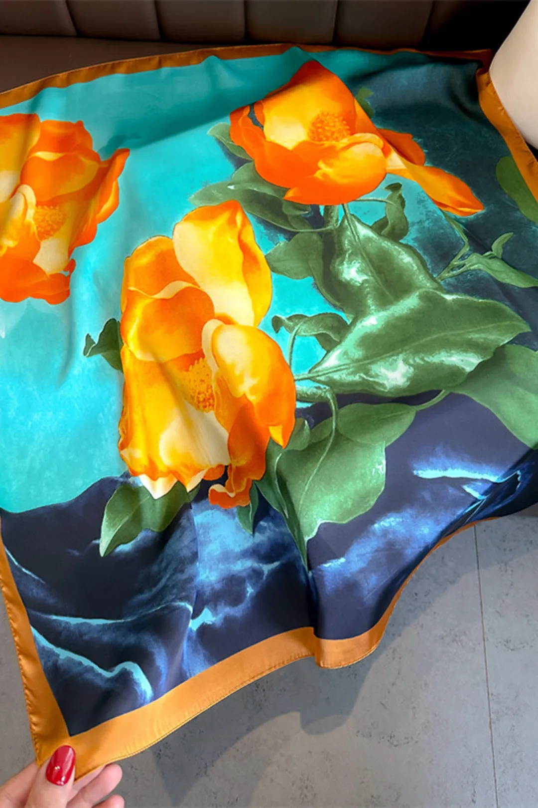 Blomsterprint tørklæde sold by Micas product image thumbnail 2