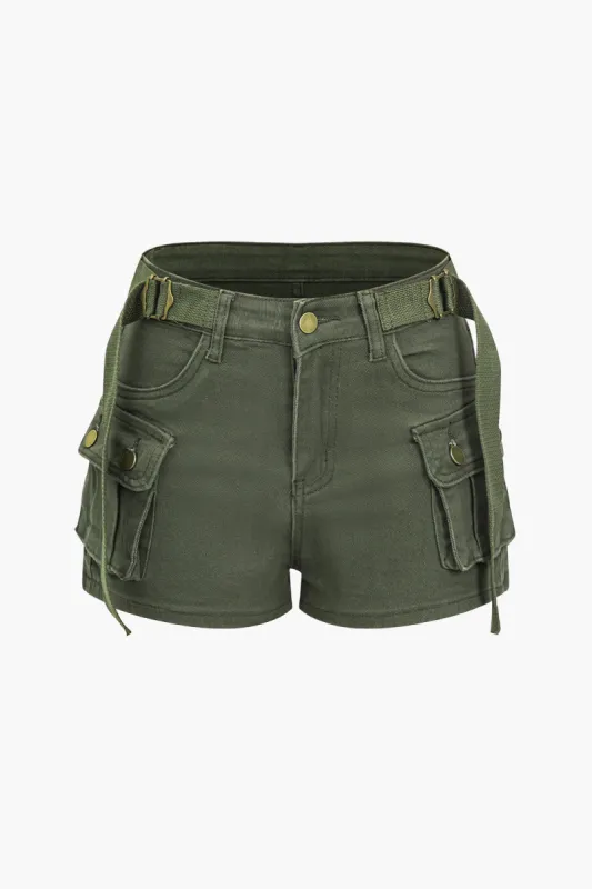 Solide denim-shorts med knaplomme med bælte sold by Micas