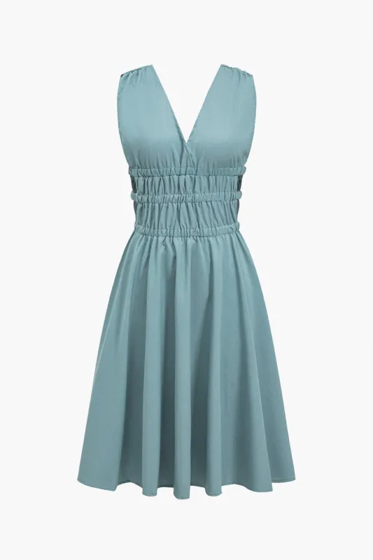 Solid udskåret ærmeløs mini kjole sold by Micas