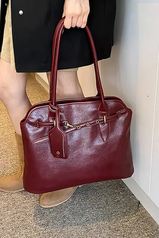 Faux læder skulder taske sold by Micas