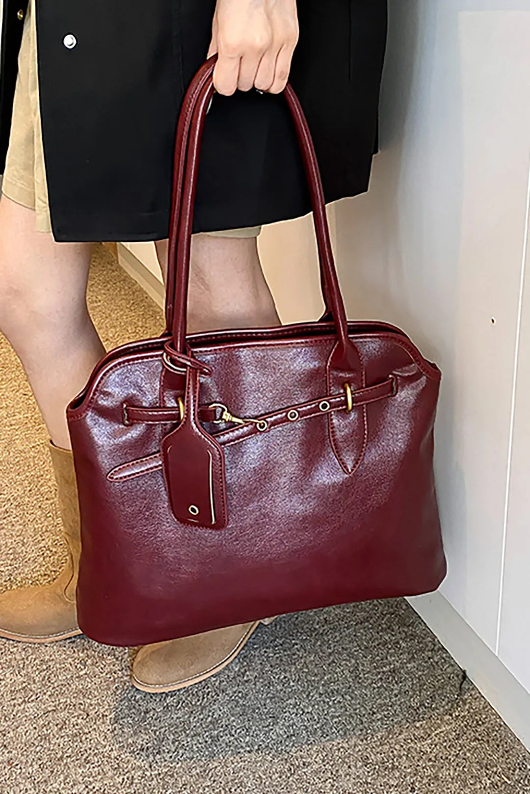 Faux læder skulder taske sold by Micas