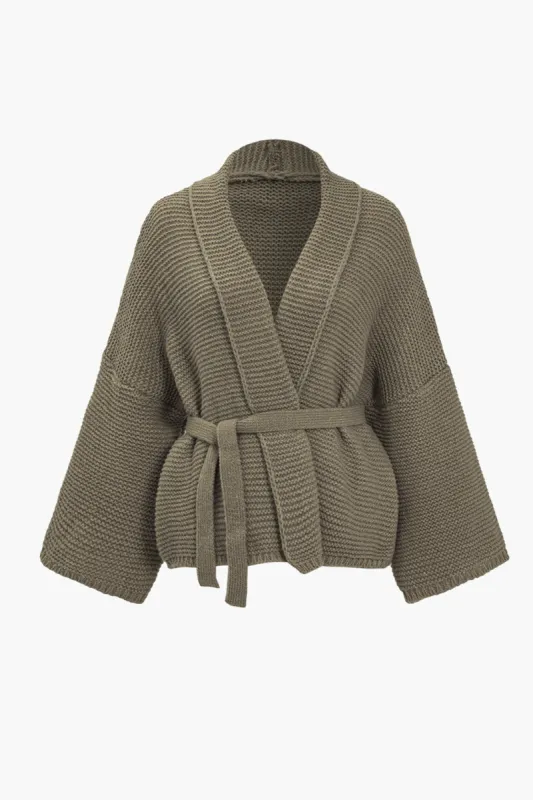 Sweater cardigan med bælte og V-hals sold by Micas