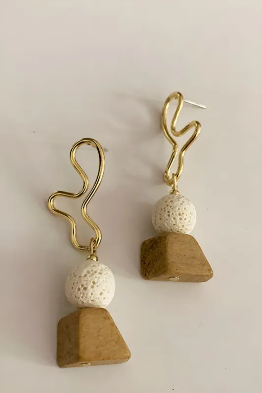 Metal geometriske træøreringe sold by Micas