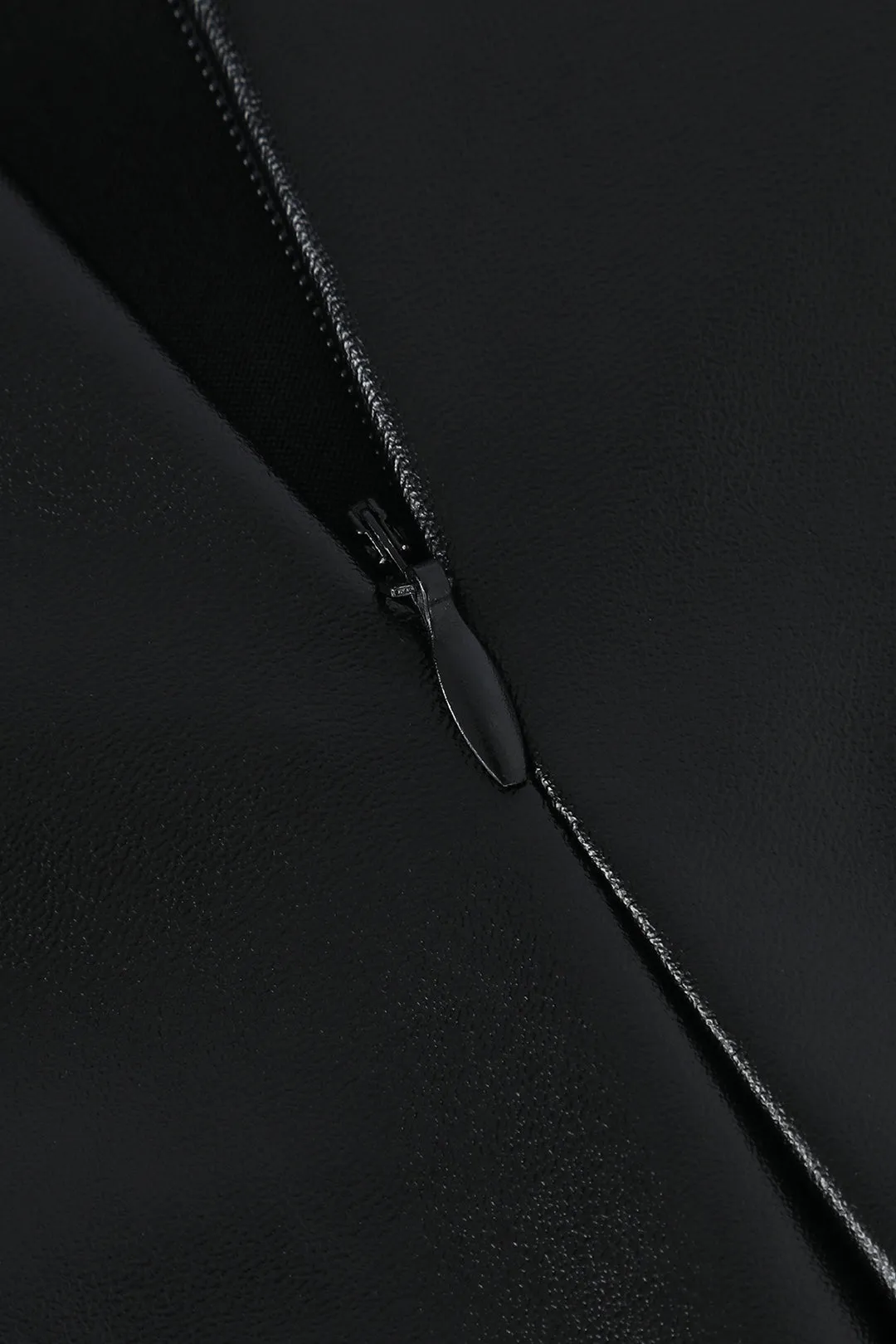 Plus Size imiteret læder nederdel med ruched lynlås sold by Micas product image thumbnail 3