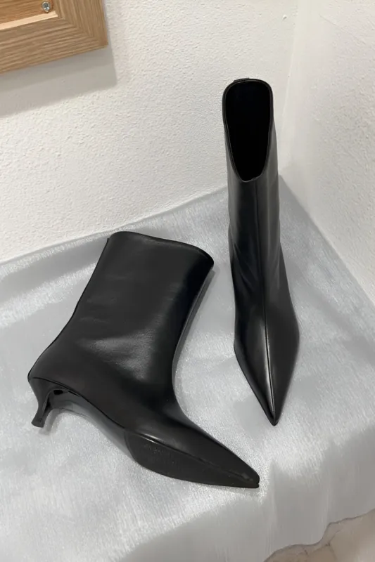 Retro imiteret læder ankelstøvler med lav hæl med spids tå sold by Micas