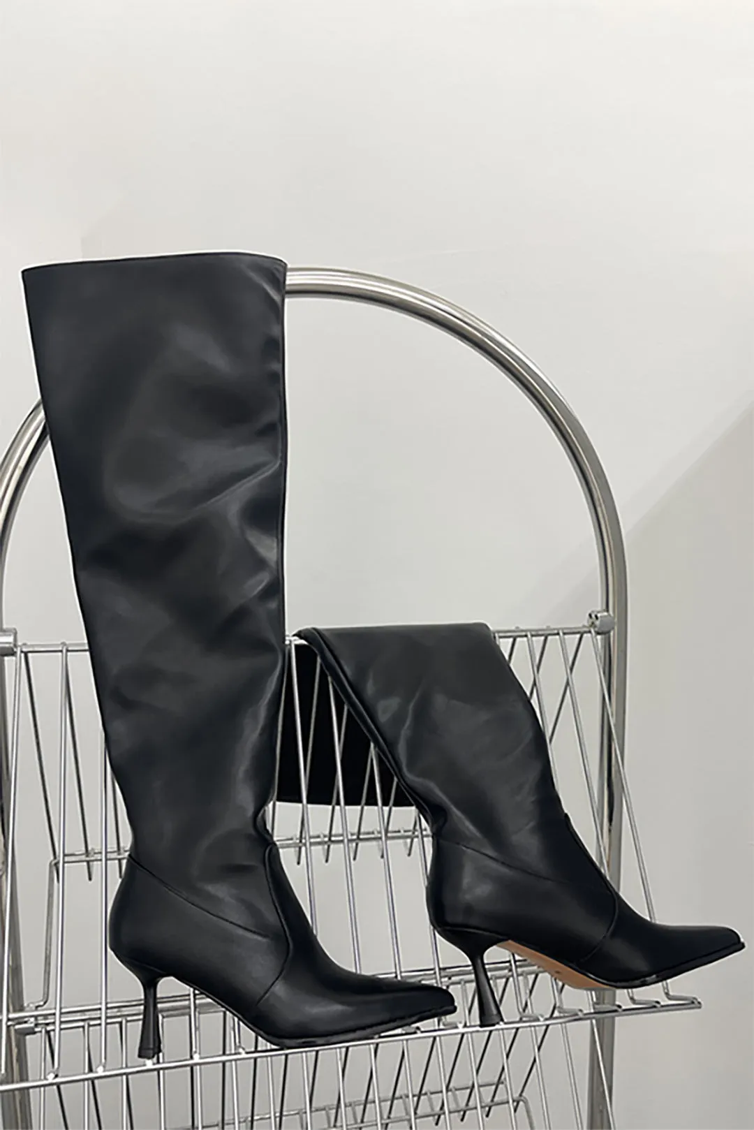 Knæhøje stiletstøvler med spids tå sold by Micas product image thumbnail 3
