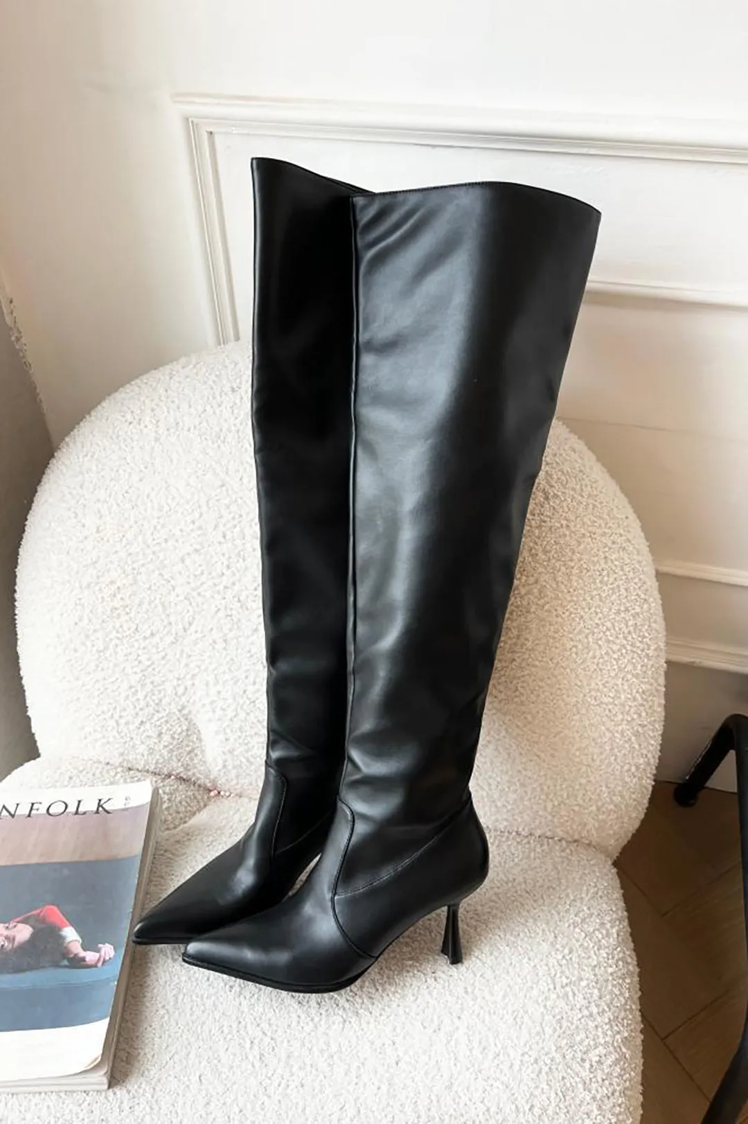 Knæhøje stiletstøvler med spids tå sold by Micas
