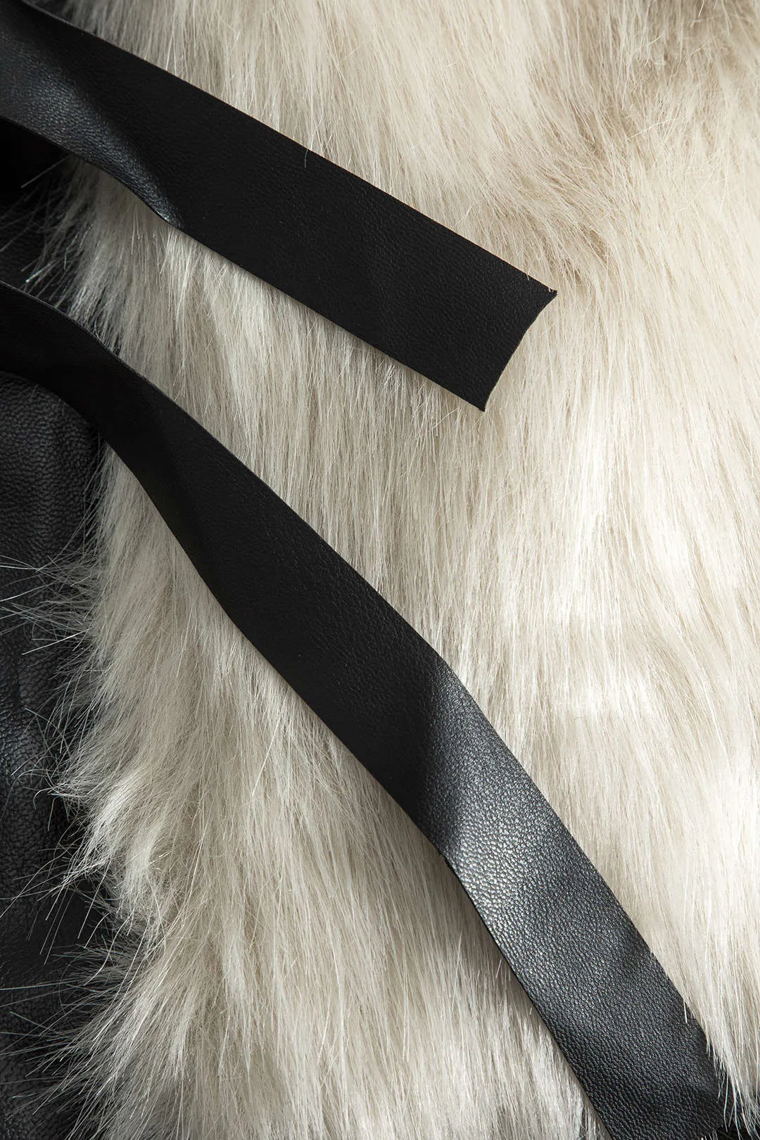 Imiteret læder Patchwork Jakke i imiteret pels med bæltedetaljer sold by Micas product image thumbnail 4