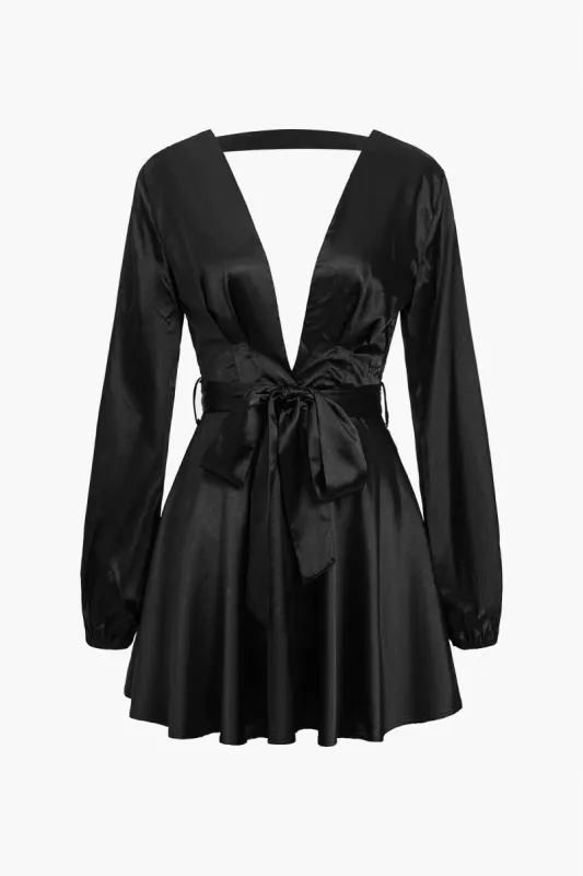 Satin rygløs minikjole med V-udskæring sold by Micas