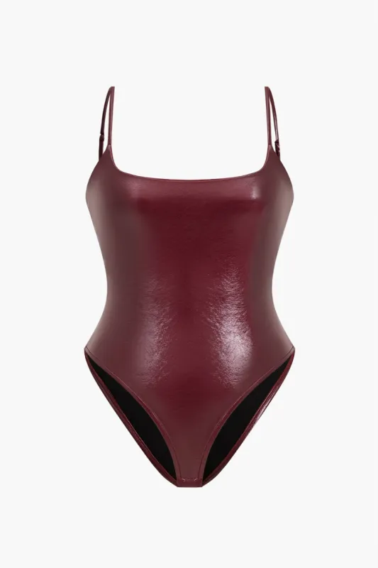 Plus størrelse faux læder bodysuit sold by Micas